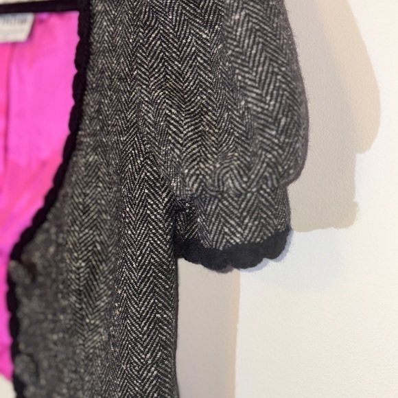 Women’s Trina Turk Wool Blend Tweed Scalloped Cropped Blazer. Size 4. - Picture 4 of 8